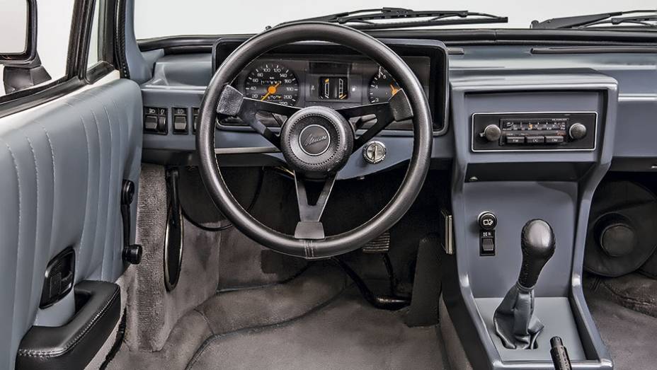 Interior simples, com instrumentos herdados do Escort XR3 | <a href="https://preprod.quatrorodas.abril.com.br/carros/classicos-brasileiros/miura-kabrio-791967.shtml" rel="migration">Leia mais</a>