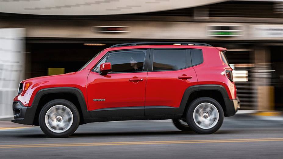 Coluna traseira larga e quadrada lembra o primo distante Fiat Uno | <a href="https://preprod.quatrorodas.abril.com.br/reportagens/geral/vale-esperar-jeep-renegade-791986.shtml" rel="migration">Leia mais</a>