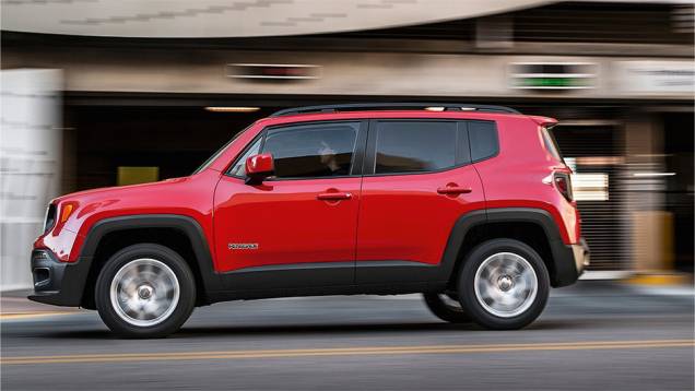 Coluna traseira larga e quadrada lembra o primo distante Fiat Uno | <a href="https://preprod.quatrorodas.abril.com.br/reportagens/geral/vale-esperar-jeep-renegade-791986.shtml" rel="migration">Leia mais</a> Coluna traseira larga e quadrada lembra o primo distante Fiat Uno | <a href="https://preprod.quatrorodas.abril.com.br/reportagens/geral/vale-esperar-jeep-renegade-791986.shtml" rel="migration">Leia mais</a>