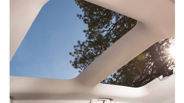 Teto solar bipartido contempla as duas filas de assentos | <a href="https://preprod.quatrorodas.abril.com.br/reportagens/geral/vale-esperar-jeep-renegade-791986.shtml" rel="migration">Leia mais</a> Teto solar bipartido contempla as duas filas de assentos | <a href="https://preprod.quatrorodas.abril.com.br/reportagens/geral/vale-esperar-jeep-renegade-791986.shtml" rel="migration">Leia mais</a>