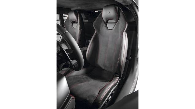 Banco com couro nas bordas e Alcantara no meio | <a href="https://preprod.quatrorodas.abril.com.br/carros/impressoes/lamborghini-huracan-795058.shtml" rel="migration">Leia mais</a> Banco com couro nas bordas e Alcantara no meio | <a href="https://preprod.quatrorodas.abril.com.br/carros/impressoes/lamborghini-huracan-795058.shtml" rel="migration">Leia mais</a>