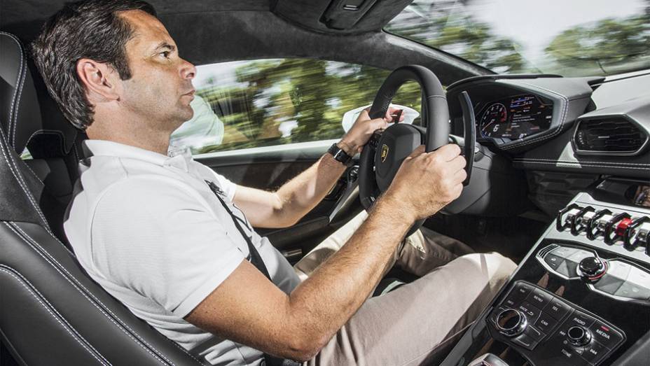 Antes hidr&aacute;ulica, a dire&ccedil;&atilde;o do novo Lambo passou a ter assist&ecirc;ncia el&eacute;trica | <a href="https://preprod.quatrorodas.abril.com.br/carros/impressoes/lamborghini-huracan-795058.shtml" rel="migration">Leia mais</a>