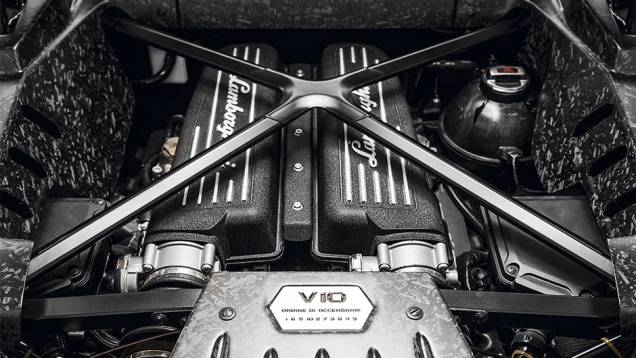 Motor é o 5.2 aspirado do Audi R8 V10, mas retrabalhado | <a href="https://preprod.quatrorodas.abril.com.br/carros/impressoes/lamborghini-huracan-795058.shtml" rel="migration">Leia mais</a> Motor é o 5.2 aspirado do Audi R8 V10, mas retrabalhado | <a href="https://preprod.quatrorodas.abril.com.br/carros/impressoes/lamborghini-huracan-795058.shtml" rel="migration">Leia mais</a>