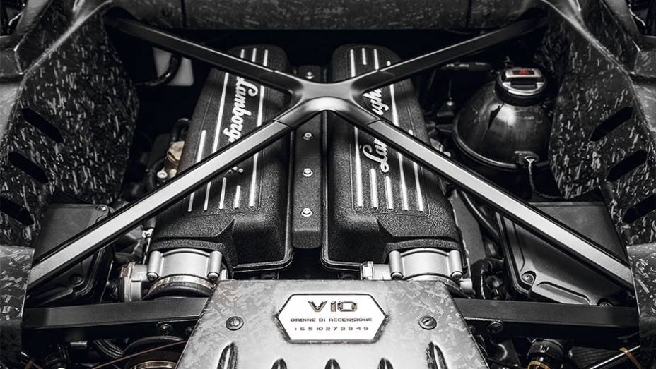 Motor &eacute; o 5.2 aspirado do Audi R8 V10, mas retrabalhado | <a href="https://preprod.quatrorodas.abril.com.br/carros/impressoes/lamborghini-huracan-795058.shtml" rel="migration">Leia mais</a>