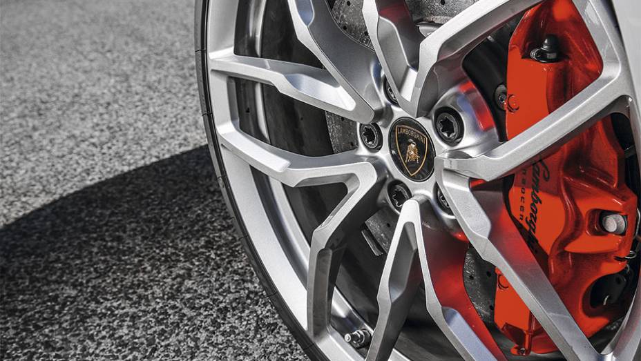 Rodas têm 20 polegadas | <a href="https://preprod.quatrorodas.abril.com.br/carros/impressoes/lamborghini-huracan-795058.shtml" rel="migration">Leia mais</a>