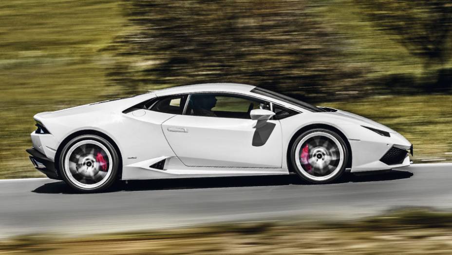 De lado, o Hurac&aacute;n continua seguindo a escola Lamborghini: perfil muito baixo e para-brisa com a mesma inclina&ccedil;&atilde;o do cap&ocirc; | <a href="https://preprod.quatrorodas.abril.com.br/carros/impressoes/lamborghini-huracan-795058.shtml" rel="migration">Leia mais</a>