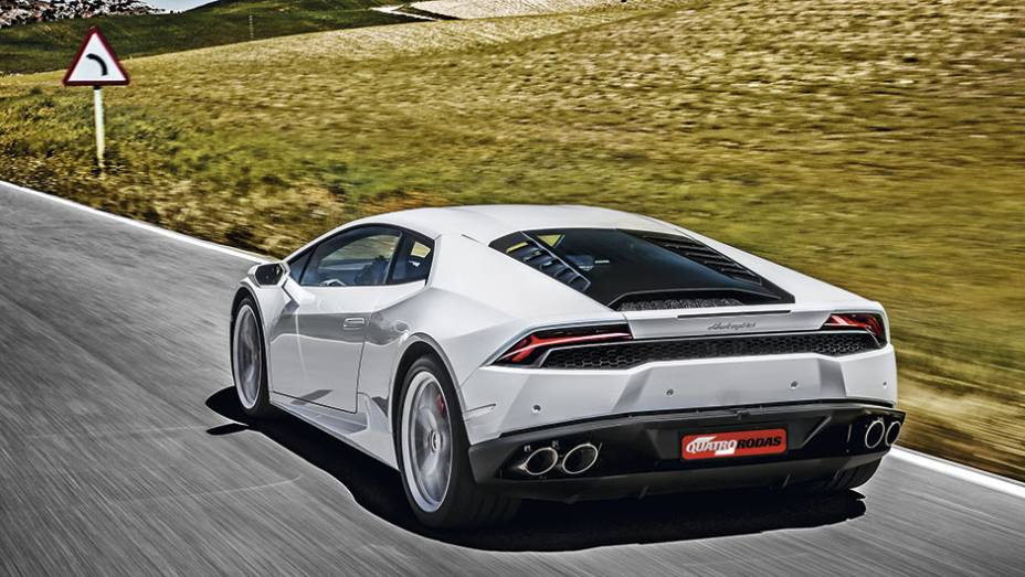Tra&ccedil;&atilde;o atua nas quatro rodas: em condi&ccedil;&otilde;es normais, 70% da for&ccedil;a do motor est&aacute; na traseira, mas pode variar de 50% a 100% | <a href="https://preprod.quatrorodas.abril.com.br/carros/impressoes/lamborghini-huracan-795058.shtml" rel="migration">Leia mais</a>
