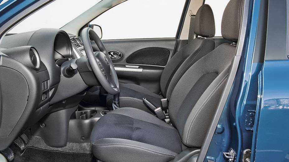 Bancos t&ecirc;m novo padr&atilde;o de tecido em dois tons. H&aacute; ajuste de altura para volante e assento do motorista | <a href="https://preprod.quatrorodas.abril.com.br/carros/testes/nissan-march-792698.shtml" rel="migration">Leia mais</a>
