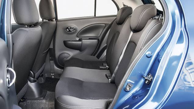 Atrás, o encosto é rebatível, mas inteiriço | <a href="https://preprod.quatrorodas.abril.com.br/carros/testes/nissan-march-792698.shtml" rel="migration">Leia mais</a> Atrás, o encosto é rebatível, mas inteiriço | <a href="https://preprod.quatrorodas.abril.com.br/carros/testes/nissan-march-792698.shtml" rel="migration">Leia mais</a>