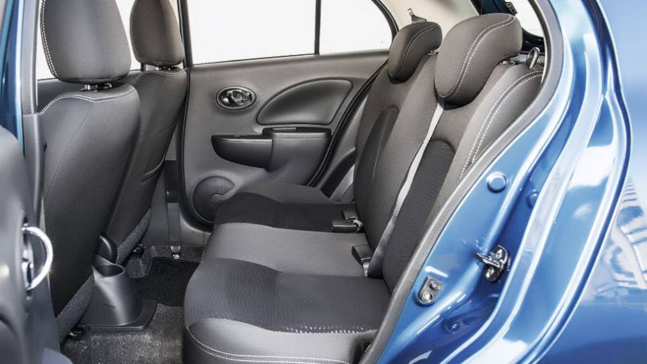 Atr&aacute;s, o encosto &eacute; rebat&iacute;vel, mas inteiri&ccedil;o | <a href="https://preprod.quatrorodas.abril.com.br/carros/testes/nissan-march-792698.shtml" rel="migration">Leia mais</a>