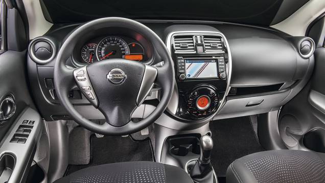 Volante e parte central do painel foram alterados | <a href="https://preprod.quatrorodas.abril.com.br/carros/testes/nissan-march-792698.shtml" rel="migration">Leia mais</a> Volante e parte central do painel foram alterados | <a href="https://preprod.quatrorodas.abril.com.br/carros/testes/nissan-march-792698.shtml" rel="migration">Leia mais</a>