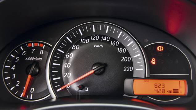 Quadro de instrumentos é básico, mas de fácil leitura | <a href="https://preprod.quatrorodas.abril.com.br/carros/testes/nissan-march-792698.shtml" rel="migration">Leia mais</a> Quadro de instrumentos é básico, mas de fácil leitura | <a href="https://preprod.quatrorodas.abril.com.br/carros/testes/nissan-march-792698.shtml" rel="migration">Leia mais</a>