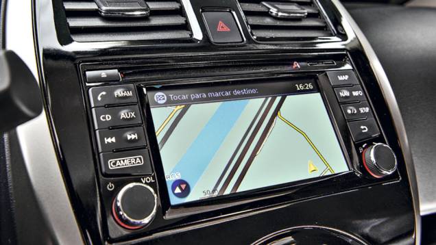 Central multimídia tem GPS | <a href="https://preprod.quatrorodas.abril.com.br/carros/testes/nissan-march-792698.shtml" rel="migration">Leia mais</a> Central multimídia tem GPS | <a href="https://preprod.quatrorodas.abril.com.br/carros/testes/nissan-march-792698.shtml" rel="migration">Leia mais</a>