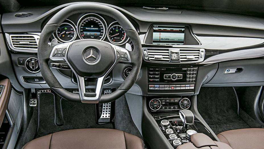 No painel, central multimídia com relógio suíço da marca IWC | <a href="https://preprod.quatrorodas.abril.com.br/carros/impressoes/mercedes-benz-cls-63-amg-shooting-brake-795060.shtml" rel="migration">Leia mais</a>