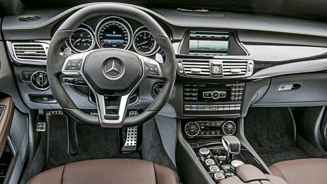 No painel, central multimídia com relógio suíço da marca IWC | <a href="https://preprod.quatrorodas.abril.com.br/carros/impressoes/mercedes-benz-cls-63-amg-shooting-brake-795060.shtml" rel="migration">Leia mais</a> No painel, central multimídia com relógio suíço da marca IWC | <a href="https://preprod.quatrorodas.abril.com.br/carros/impressoes/mercedes-benz-cls-63-amg-shooting-brake-795060.shtml" rel="migration">Leia mais</a>