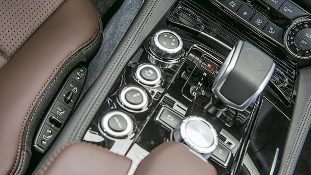 Na alavanca do câmbio, o capricho do logotipo AMG em relevo no couro | <a href="https://preprod.quatrorodas.abril.com.br/carros/impressoes/mercedes-benz-cls-63-amg-shooting-brake-795060.shtml" rel="migration">Leia mais</a> Na alavanca do câmbio, o capricho do logotipo AMG em relevo no couro | <a href="https://preprod.quatrorodas.abril.com.br/carros/impressoes/mercedes-benz-cls-63-amg-shooting-brake-795060.shtml" rel="migration">Leia mais</a>