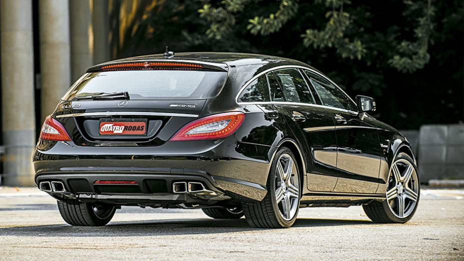 Teto descendente limita espaço atrás, mas realça esportividade | <a href="https://preprod.quatrorodas.abril.com.br/carros/impressoes/mercedes-benz-cls-63-amg-shooting-brake-795060.shtml" rel="migration">Leia mais</a>