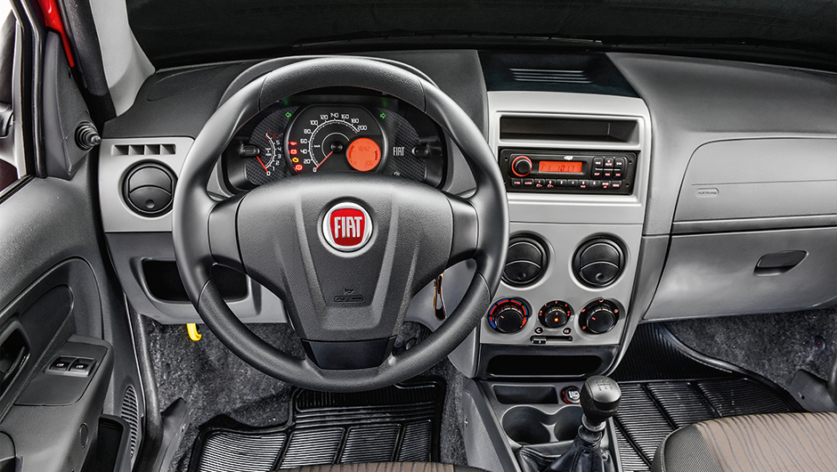 Conta-giros e bancos com nome da vers&atilde;o bordado... | <a href="https://preprod.quatrorodas.abril.com.br/carros/impressoes/fiat-palio-fire-way-790798.shtml" rel="migration">Leia mais</a>