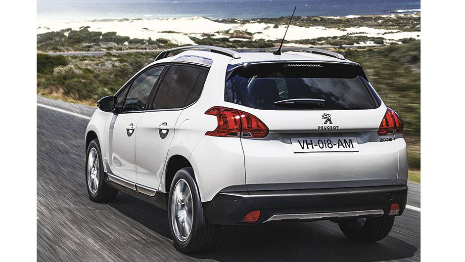 Lanternas, instrumentos em posi&ccedil;&atilde;o elevada e volante pequeno s&atilde;o compartilhados com o 208 | <a href="https://preprod.quatrorodas.abril.com.br/reportagens/geral/vale-esperar-peugeot-2008-793301.shtml" rel="migration">Leia mais</a>