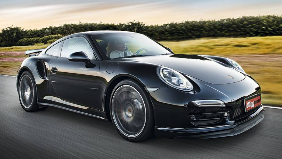 Com rodas aro 20 e bitolas maiores, o 911 ficou mais bem-assentado | <a href="https://preprod.quatrorodas.abril.com.br/carros/testes/porscshe-911-turbo-795081.shtml" rel="migration">Leia mais</a>