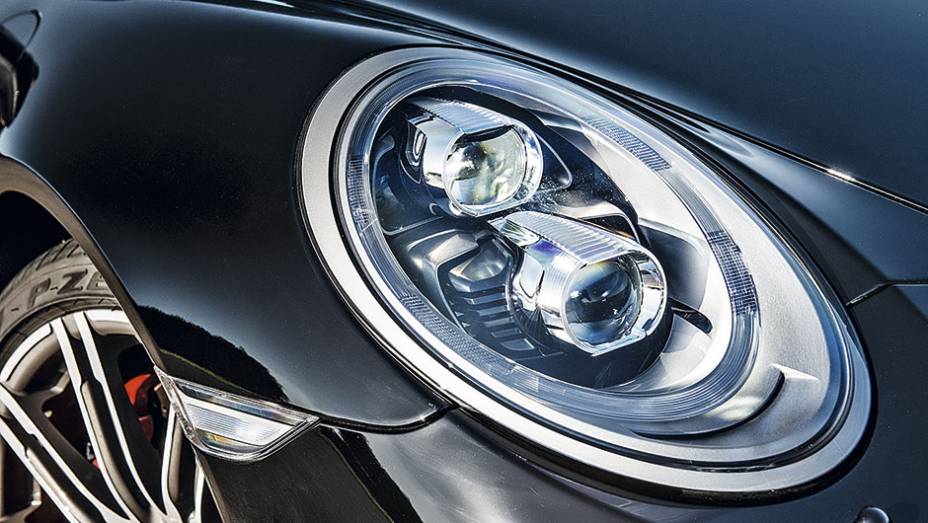 Os far&oacute;is t&ecirc;m led e | <a href="https://preprod.quatrorodas.abril.com.br/carros/testes/porscshe-911-turbo-795081.shtml" rel="migration">Leia mais</a>