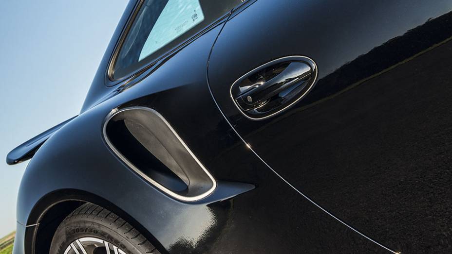  as tomadas de ar laterais ventilam os radiadores dos turbos | <a href="https://preprod.quatrorodas.abril.com.br/carros/testes/porscshe-911-turbo-795081.shtml" rel="migration">Leia mais</a>
