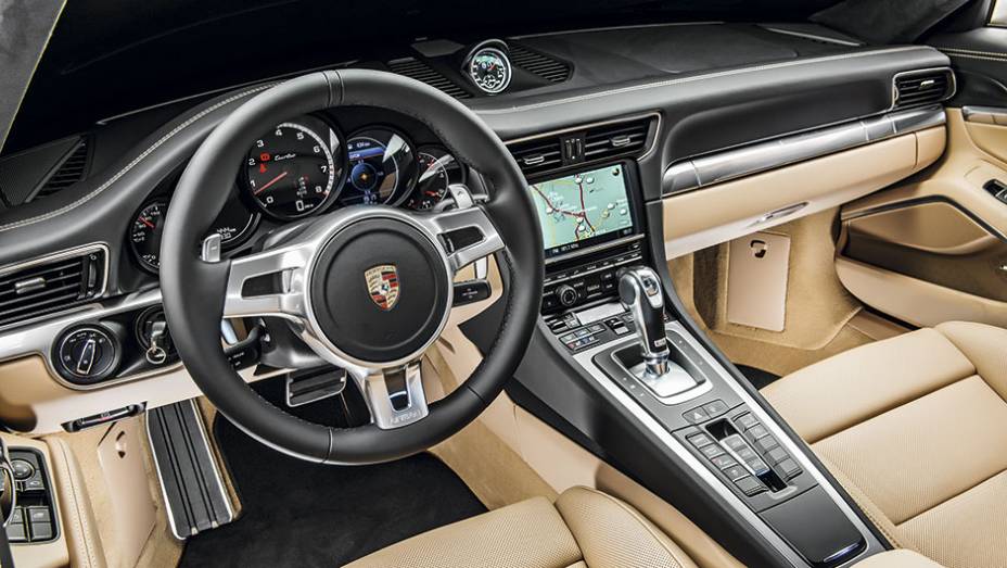 O console foi inspirado no Carrera GT | <a href="https://preprod.quatrorodas.abril.com.br/carros/testes/porscshe-911-turbo-795081.shtml" rel="migration">Leia mais</a>