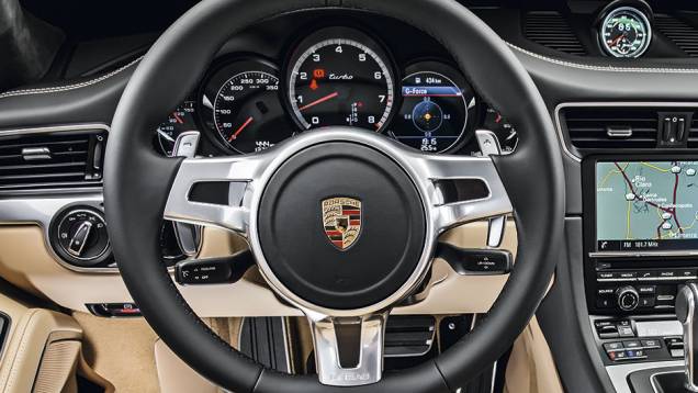 Volante tem comandos de câmbio | <a href="https://preprod.quatrorodas.abril.com.br/carros/testes/porscshe-911-turbo-795081.shtml" rel="migration">Leia mais</a> Volante tem comandos de câmbio | <a href="https://preprod.quatrorodas.abril.com.br/carros/testes/porscshe-911-turbo-795081.shtml" rel="migration">Leia mais</a>