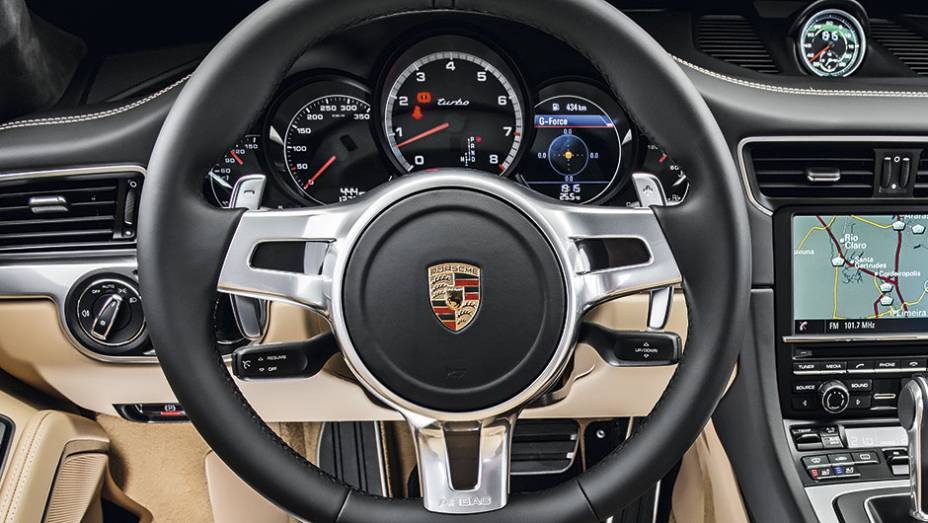 Volante tem comandos de c&acirc;mbio | <a href="https://preprod.quatrorodas.abril.com.br/carros/testes/porscshe-911-turbo-795081.shtml" rel="migration">Leia mais</a>