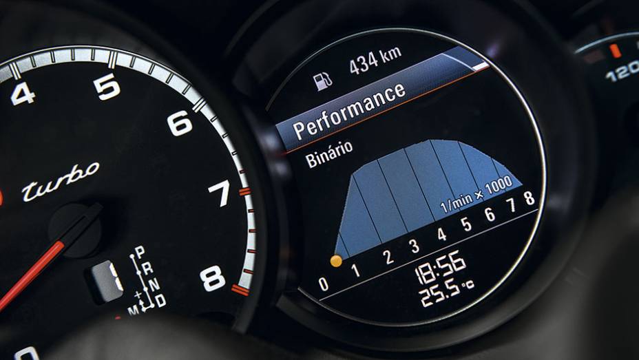 Visor exibe o torque do motor | <a href="https://preprod.quatrorodas.abril.com.br/carros/testes/porscshe-911-turbo-795081.shtml" rel="migration">Leia mais</a>