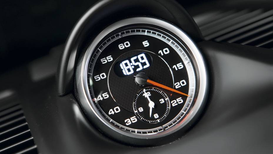 No alto do painel h&aacute; um cron&oacute;grafo | <a href="https://preprod.quatrorodas.abril.com.br/carros/testes/porscshe-911-turbo-795081.shtml" rel="migration">Leia mais</a>