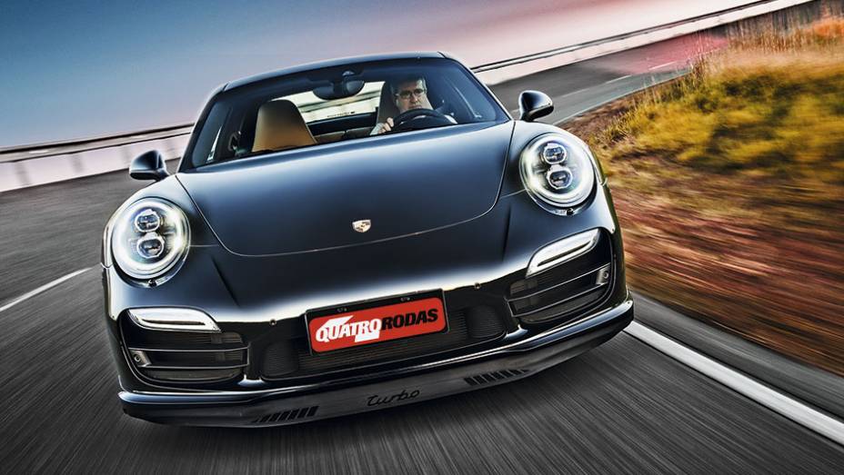 Spoiler, na frente, e | <a href="https://preprod.quatrorodas.abril.com.br/carros/testes/porscshe-911-turbo-795081.shtml" rel="migration">Leia mais</a>