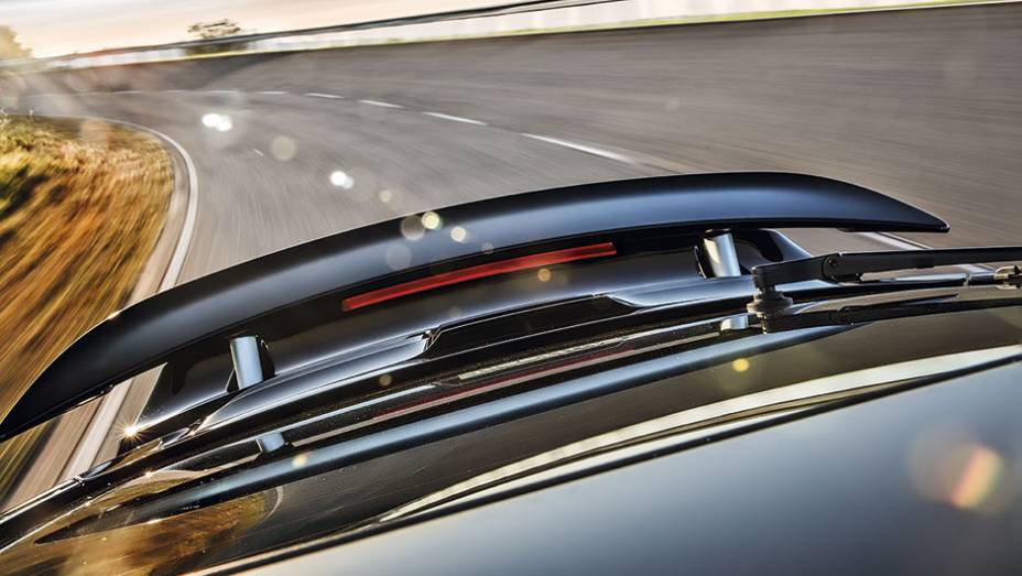  aerof&oacute;lio, atr&aacute;s, alteram o perfil aerodin&acirc;mico do carro | <a href="https://preprod.quatrorodas.abril.com.br/carros/testes/porscshe-911-turbo-795081.shtml" rel="migration">Leia mais</a>