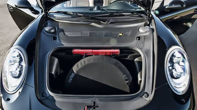 O estepe (mais fino) fica no porta-malas | <a href="https://preprod.quatrorodas.abril.com.br/carros/testes/porscshe-911-turbo-795081.shtml" rel="migration">Leia mais</a> O estepe (mais fino) fica no porta-malas | <a href="https://preprod.quatrorodas.abril.com.br/carros/testes/porscshe-911-turbo-795081.shtml" rel="migration">Leia mais</a>