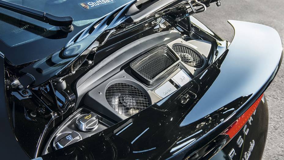 Atr&aacute;s, acesso aos itens de manuten&ccedil;&atilde;o regular | <a href="https://preprod.quatrorodas.abril.com.br/carros/testes/porscshe-911-turbo-795081.shtml" rel="migration">Leia mais</a>