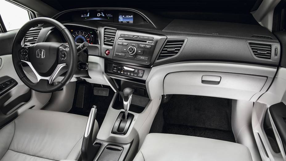 Vers&atilde;o intermedi&aacute;ria &eacute; bem equipada. Tem bancos de couro, som com Bluetooth e c&acirc;mera de r&eacute; | <a href="https://preprod.quatrorodas.abril.com.br/carros/impressoes/honda-civic-2015-797583.shtml" rel="migration">Leia mais</a>