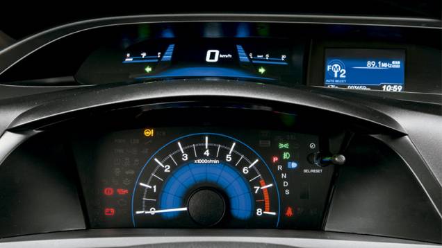 Painel de dois andares é marca do Civic | <a href="https://preprod.quatrorodas.abril.com.br/carros/impressoes/honda-civic-2015-797583.shtml" rel="migration">Leia mais</a> Painel de dois andares é marca do Civic | <a href="https://preprod.quatrorodas.abril.com.br/carros/impressoes/honda-civic-2015-797583.shtml" rel="migration">Leia mais</a>