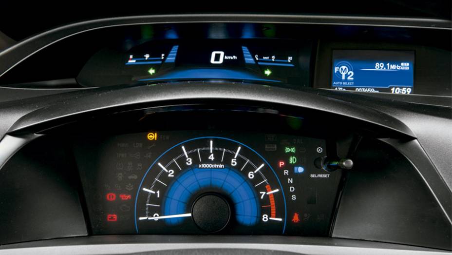 Painel de dois andares &eacute; marca do Civic | <a href="https://preprod.quatrorodas.abril.com.br/carros/impressoes/honda-civic-2015-797583.shtml" rel="migration">Leia mais</a>