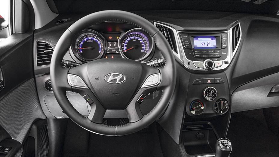 Vidros el&eacute;tricos nos vidros dianteiros e traseiros s&atilde;o itens de s&eacute;rie, assim como sistema de som, ar-condicionado e computador de bordo | <a href="https://preprod.quatrorodas.abril.com.br/carros/comparativos/renault-sandero-x-chevrolet-onix-x-hyundai-hb20-798448.s" rel="migration"></a>