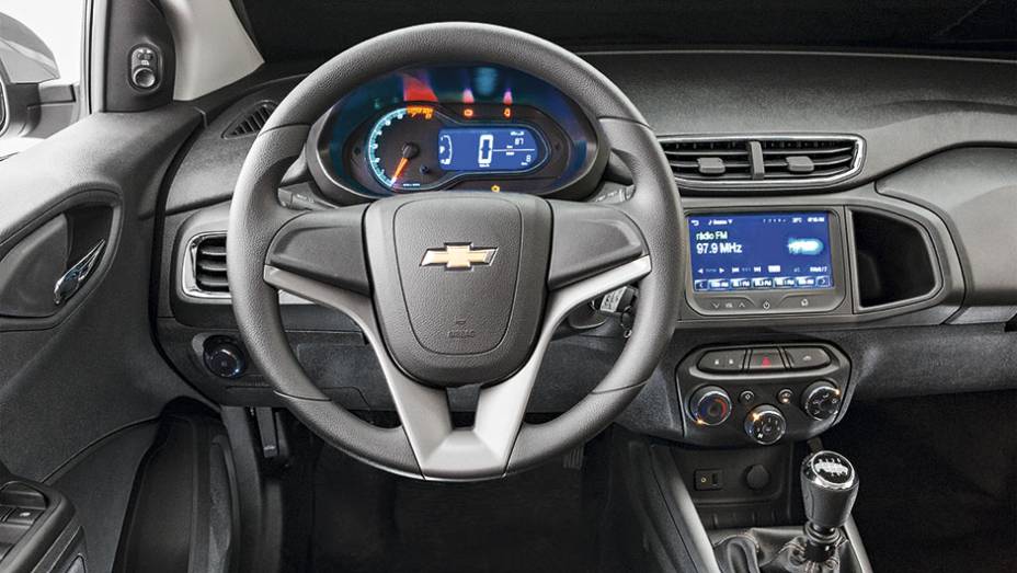 De s&eacute;rie, h&aacute; volante com regulagem de em altura, alarme, vidros dianteiros e retrovisores el&eacute;tricos e banco traseiro rebat&iacute;vel | <a href="https://preprod.quatrorodas.abril.com.br/carros/comparativos/renault-sandero-x-chevrolet-onix-x-hyundai-hb20-798448.shtml" rel="migration">Lei</a>
