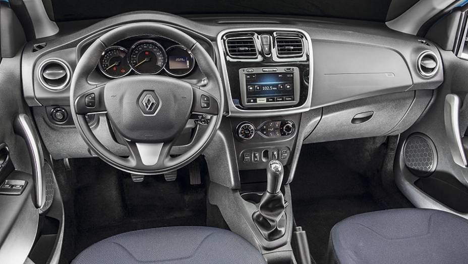 De s&eacute;rie, o hatch traz banco do motorista com ajuste em altura, banco traseiro bipartido e ar-condicionado | <a href="https://preprod.quatrorodas.abril.com.br/carros/comparativos/renault-sandero-x-chevrolet-onix-x-hyundai-hb20-798448.shtml" rel="migration">Leia mais</a>