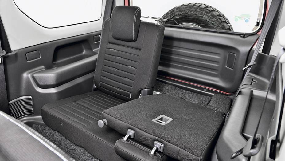 Bancos rebat&iacute;veis liberam espa&ccedil;o para bagagem | <a href="https://preprod.quatrorodas.abril.com.br/carros/impressoes/suzuki-jimny-4sport-797573.shtml" rel="migration">Leia mais</a>