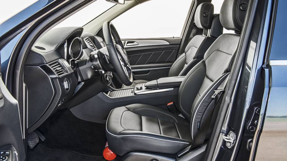 Acabamento tem couro e alumínio aparente | <a href="https://preprod.quatrorodas.abril.com.br/carros/impressoes/mercedes-benz-gl-350-bluetec-sport-798485.shtml" rel="migration">Leia mais</a> Acabamento tem couro e alumínio aparente | <a href="https://preprod.quatrorodas.abril.com.br/carros/impressoes/mercedes-benz-gl-350-bluetec-sport-798485.shtml" rel="migration">Leia mais</a>