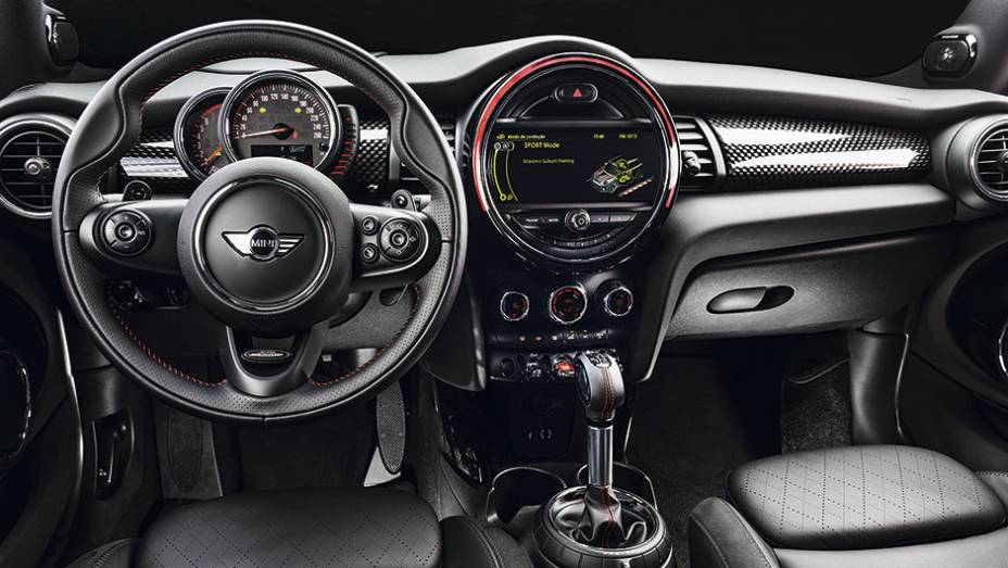 O antigo veloc&iacute;metro centralizado foi para um lugar mais convencional: atr&aacute;s do volante | <a href="https://preprod.quatrorodas.abril.com.br/carros/testes/mini-cooper-799550.shtml" rel="migration">Leia mais</a>