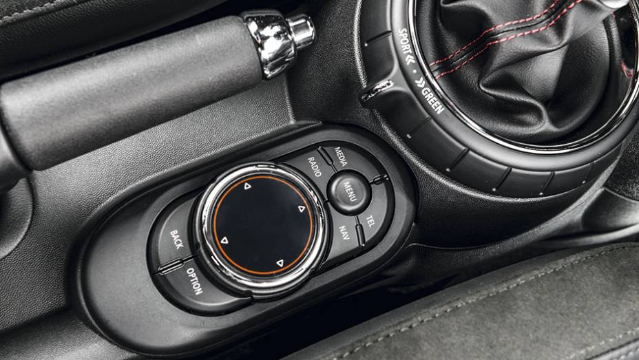 Controle da central multim&iacute;dia | <a href="https://preprod.quatrorodas.abril.com.br/carros/testes/mini-cooper-799550.shtml" rel="migration">Leia mais</a>