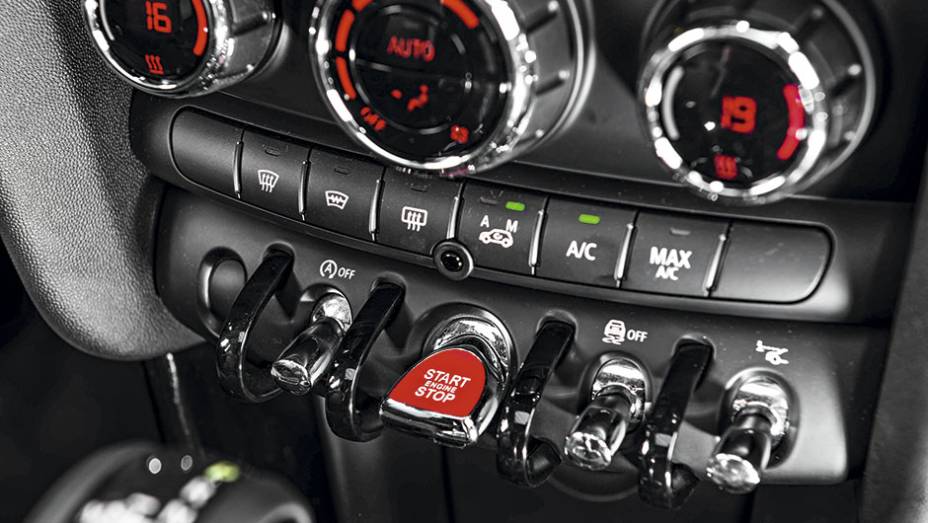 Teclas iguais &agrave;s de avi&otilde;es antigos, como na vers&atilde;o anterior | <a href="https://preprod.quatrorodas.abril.com.br/carros/testes/mini-cooper-799550.shtml" rel="migration">Leia mais</a>