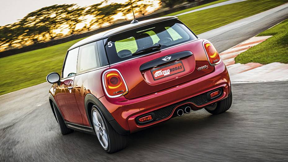 Lanternas est&atilde;o maiores e invadem a tampa traseira | <a href="https://preprod.quatrorodas.abril.com.br/carros/testes/mini-cooper-799550.shtml" rel="migration">Leia mais</a>