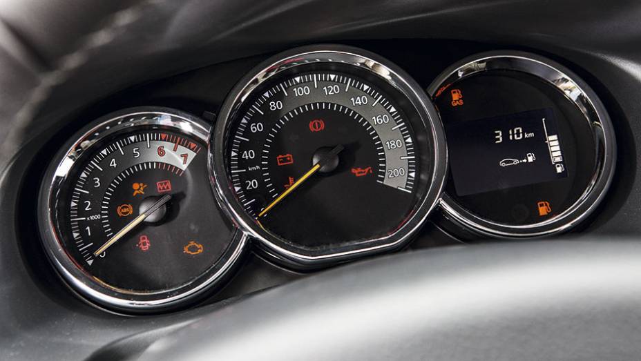O visor digital exibe informa&ccedil;&otilde;es do computador de bordo | <a href="https://preprod.quatrorodas.abril.com.br/carros/testes/renault-sandero-797579.shtml" rel="migration">Leia mais</a>