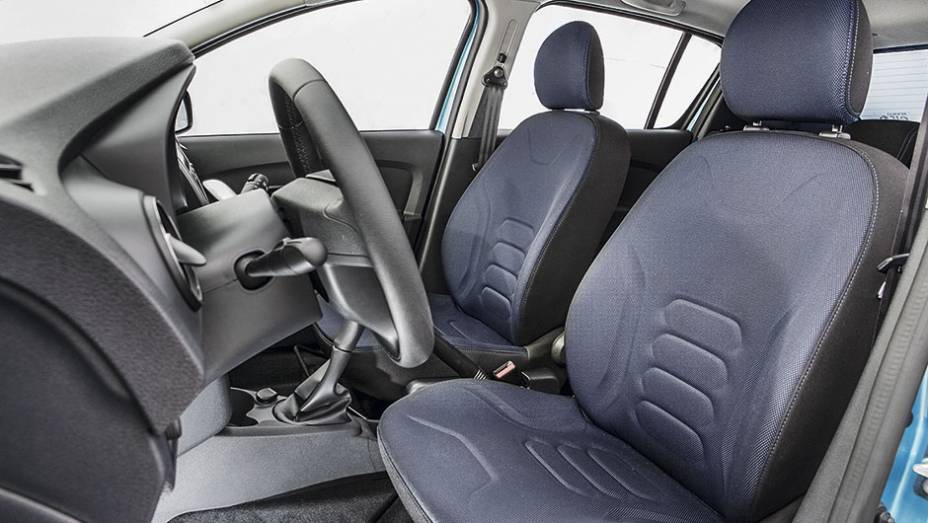 A vers&atilde;o top tem bancos revestidos de tecido com relevo | <a href="https://preprod.quatrorodas.abril.com.br/carros/testes/renault-sandero-797579.shtml" rel="migration">Leia mais</a>