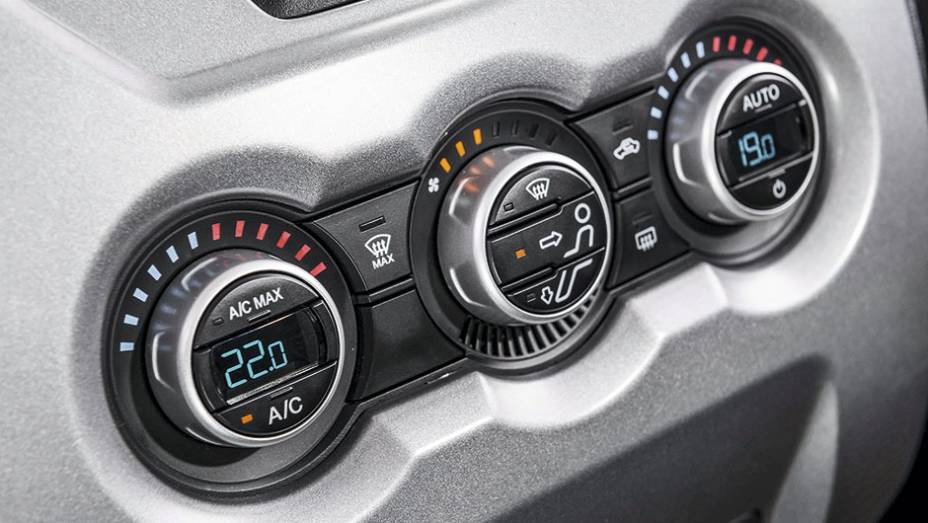 Ar-condicionado digital de duas zonas &eacute; item de s&eacute;rie | <a href="https://preprod.quatrorodas.abril.com.br/carros/testes/troller-t4-800224.shtml" rel="migration">Leia mais</a>